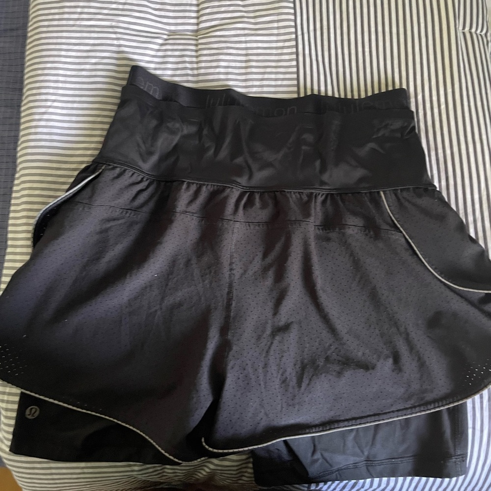 LULULEMON black shorts spandex built in 12